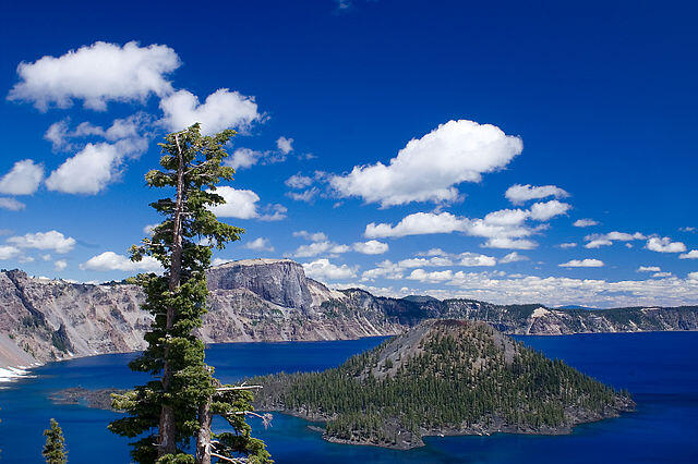 Melihat Keindahan Crater Lake, Danau Terdalam Di Amerika