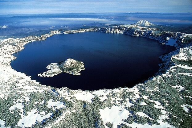 Melihat Keindahan Crater Lake, Danau Terdalam Di Amerika