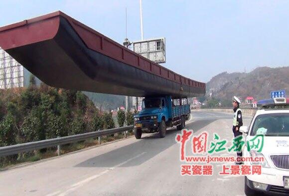 Supir Truck Dengan Muatan Nekad