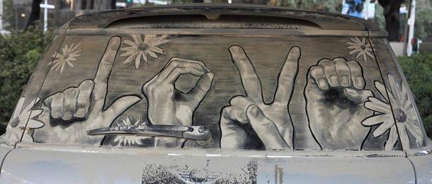 Di Tangan Seniman Ini, Debu Disulap Jadi Karya Seni 
