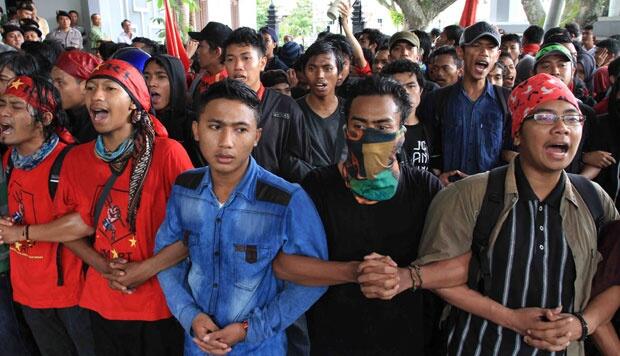 Beri Jokowi Rapor Merah, Mahasiswa Push Up