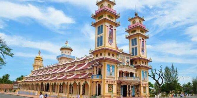 7 Tempat Ini Jadi Bukti Kalau Perbedaan Keyakinan Itu Menyejukkan