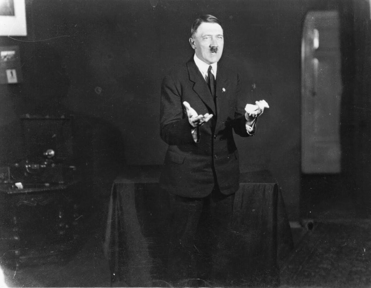 Terkuak Rahasia Hitler Belajar Pidato yang Memukau