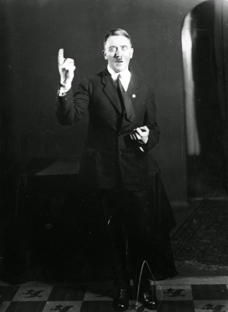 Terkuak Rahasia Hitler Belajar Pidato yang Memukau
