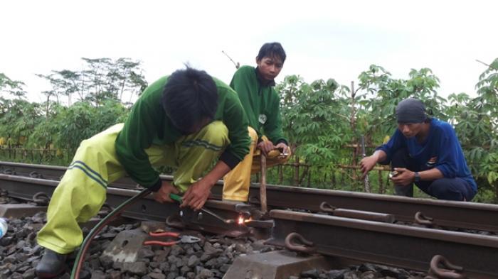 (Mantap) Aksi Heroik Dua Petani di Malang Selamatkan Ratusan Penumpang Kereta Api