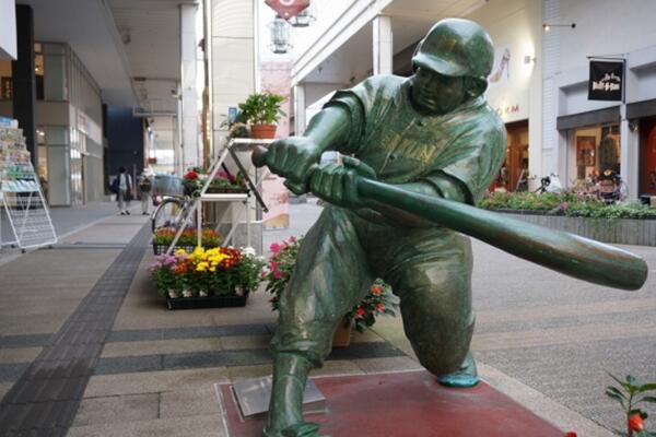 Tren Baru, Trik Foto Dengan Patung Pemain Baseball
