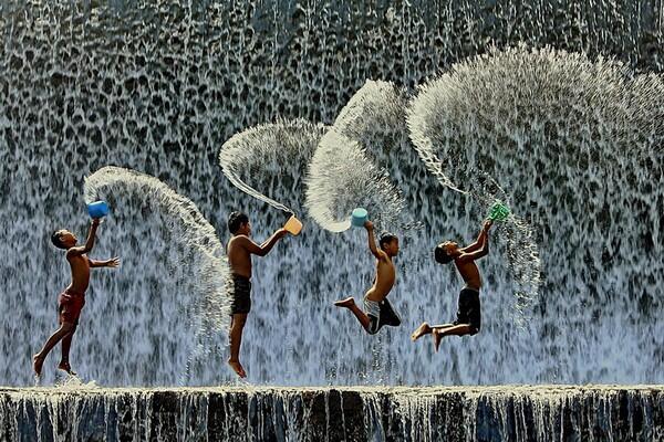 30 Foto Indah Dari Anak yang Sedang Bermain di Seluruh Dunia