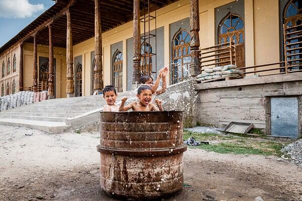 30 Foto Indah Dari Anak yang Sedang Bermain di Seluruh Dunia