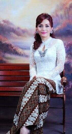 __-- Bupati Cantik Ini Tak Sungkan Unggah Akta Cerai Suami di Sosial Media --__