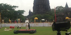 Usai perayaan Nyepi, Jokowi bagi-bagi amplop Rp 100 ribu gan..