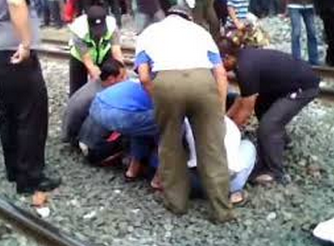 &#91;Nastak Stress&#93; Habis dicerai, Ayah ajak putrinya tabrakan diri ke Kereta