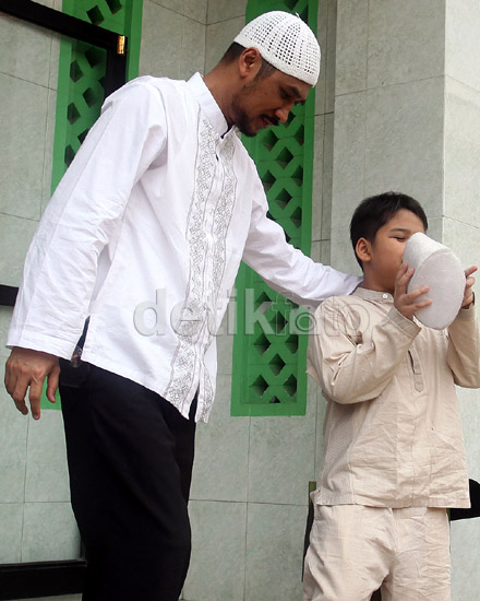 Abraham Samad Salat Jumat Bersama Anak nya gan..