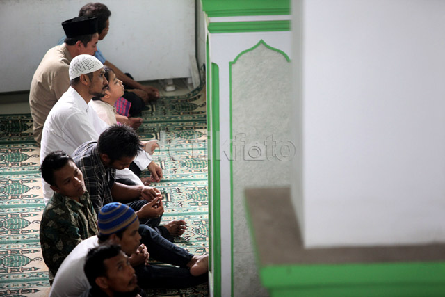 Abraham Samad Salat Jumat Bersama Anak nya gan..