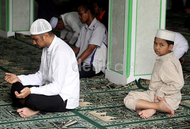 Abraham Samad Salat Jumat Bersama Anak nya gan..