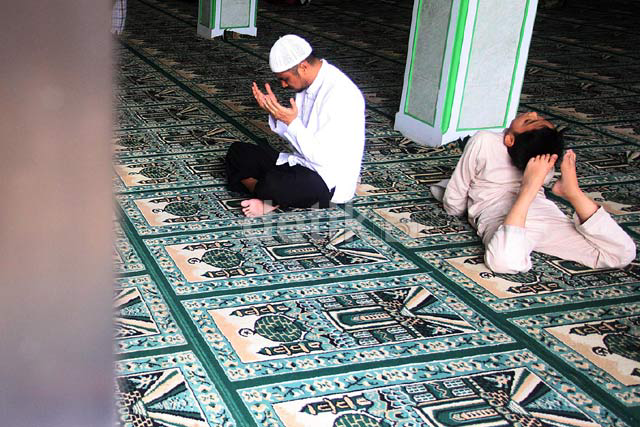 Abraham Samad Salat Jumat Bersama Anak nya gan..