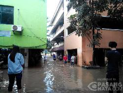 Waspadalah... !! Kali Pesanggrahan Meluap, Pasar Cipulir Terendam 50 Cm.