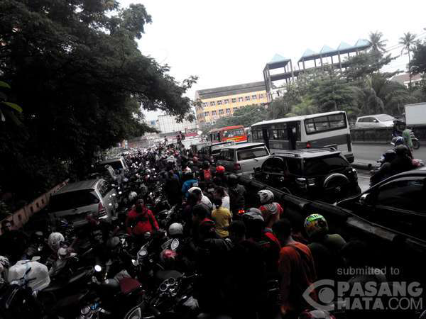 Waspadalah... !! Kali Pesanggrahan Meluap, Pasar Cipulir Terendam 50 Cm.