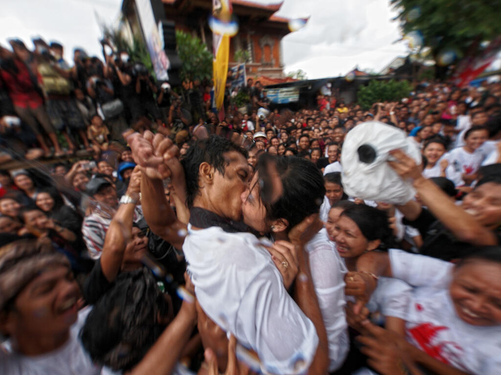 Usai Rayakan Nyepi, muda mudi Denpasar saling berpelukan &amp; berciuman