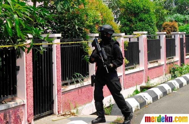 FOTO: Aksi Densus 88 Gerebek Markas ISIS di Bekasi