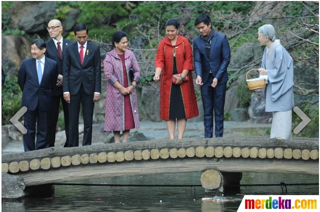 &#91;Blusukan Internasional&#93; Jokowi beri makan Ikan di Jepang