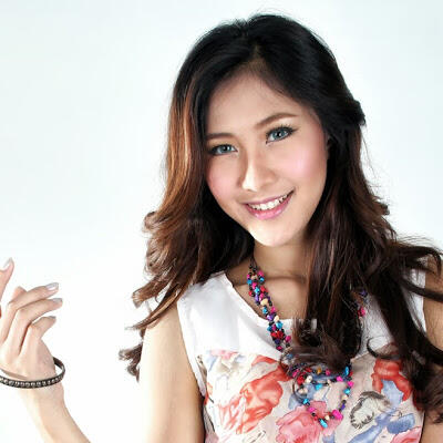 [ BERITA CABE Mulustrasi ] iMeyMey Alami Kejadian Mistis Nyanyi di Kuburan