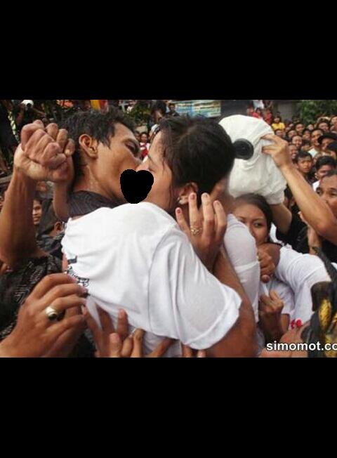 (pict + video) Serunya Tradisi 'Cium-ciuman' Usai Perayaan Nyepi di Bali