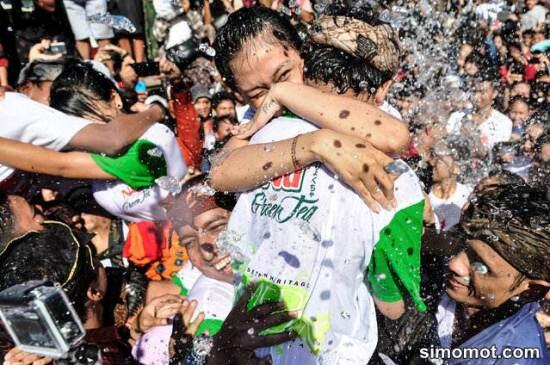 (pict + video) Serunya Tradisi 'Cium-ciuman' Usai Perayaan Nyepi di Bali