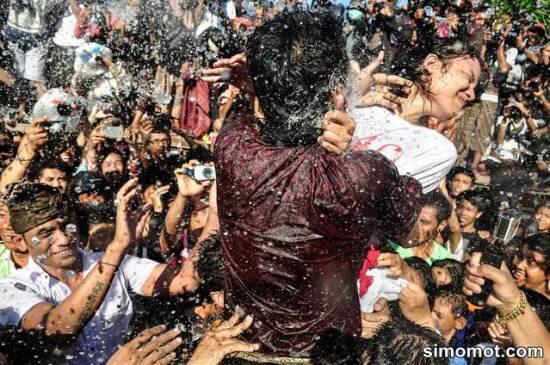 (pict + video) Serunya Tradisi 'Cium-ciuman' Usai Perayaan Nyepi di Bali