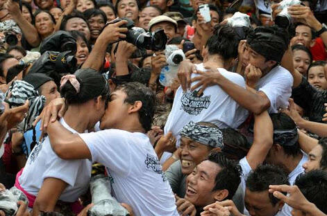 (pict + video) Serunya Tradisi 'Cium-ciuman' Usai Perayaan Nyepi di Bali