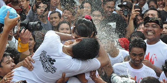 (pict + video) Serunya Tradisi 'Cium-ciuman' Usai Perayaan Nyepi di Bali