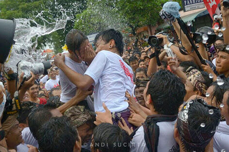 (pict + video) Serunya Tradisi 'Cium-ciuman' Usai Perayaan Nyepi di Bali