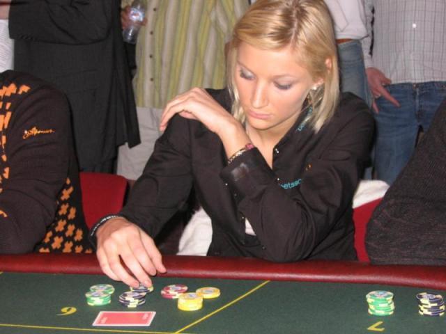 Veronika Larsen, Dewi Poker Nordic