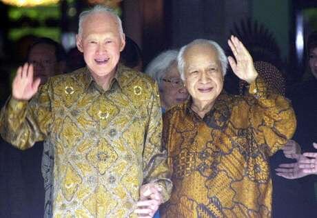 (HOT......) 4 Momen Keakraban Lee Kuan Yew dan Soeharto di Masa Tua 