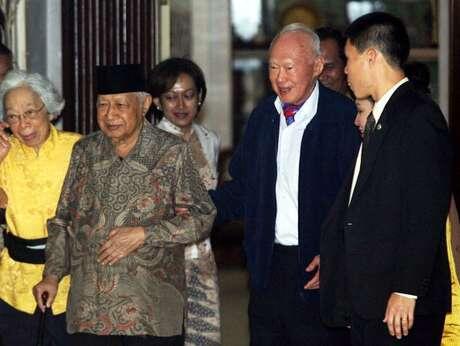 (HOT......) 4 Momen Keakraban Lee Kuan Yew dan Soeharto di Masa Tua 