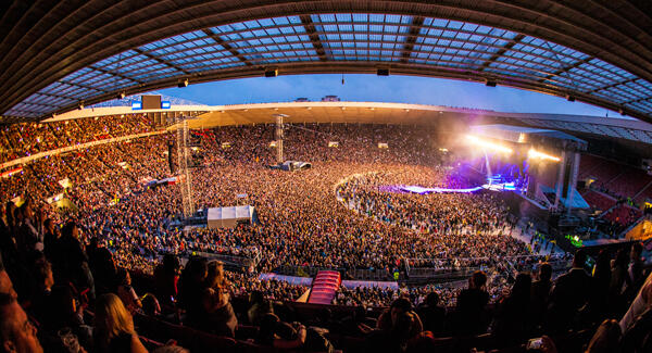 &#91;Konser One Direction&#93; Sejak Siang sekitar GBK sudah penuh ABG.