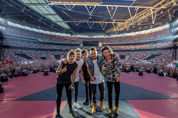 &#91;Konser One Direction&#93; Sejak Siang sekitar GBK sudah penuh ABG.