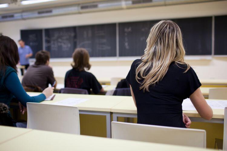 10 Tips Mengatasi Rasa Kantuk Saat Kuliah di Kelas yang Membosankan