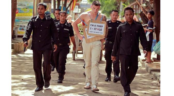 Tertangkap Mencuri, Bule `Diarak Keliling Kampung` di Gili
