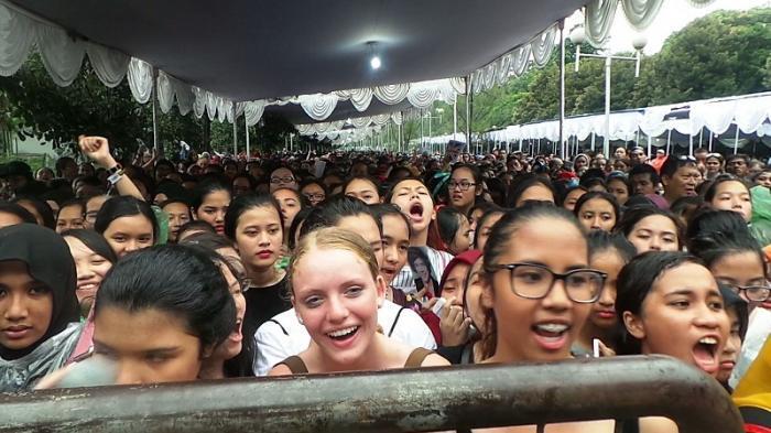 FOTO-FOTO Wanita Rela Kepanasan, Kehujanan, Bahkan Sampai Pingsan Demi One Direction