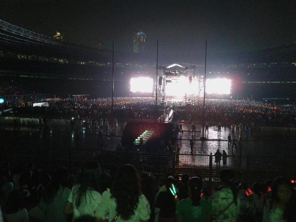 &#91;BERJATUHAN&#93; 40 Penonton One Direction Kolaps Sebelum Masuk Arena Konser