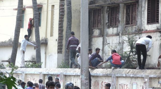 Mencontek Massal, Demi Kelulusan Ujian Nasional Di India