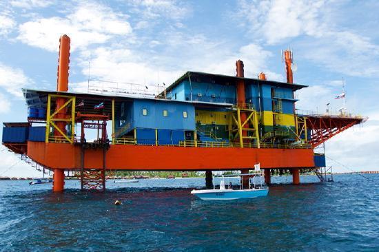&#91;INFO UNIK GAN!!!&#93; Rig Minyak Disulap Jadi Resort Seru