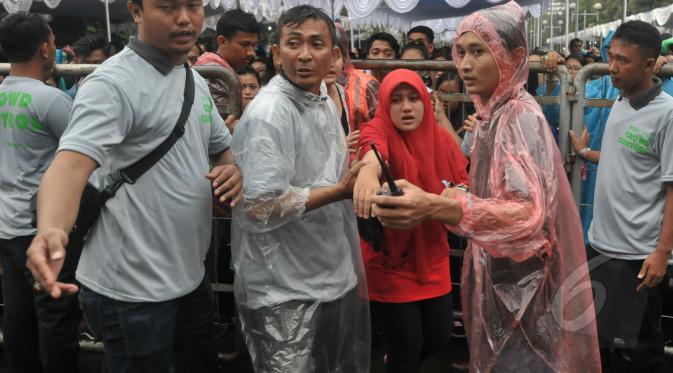 FOTO-FOTO Wanita Rela Kepanasan, Kehujanan, Bahkan Sampai Pingsan Demi One Direction