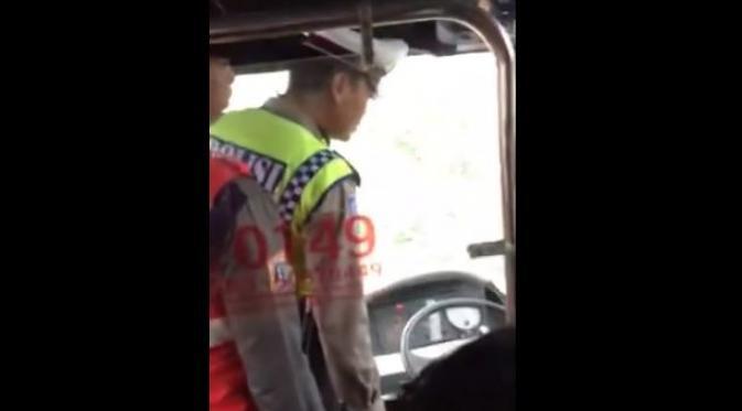 Heboh! Polisi Bela Motor yang Masuk Jalur Transjakarta