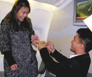 Romantis! Pilot Lamar Pramugari di Atas Pesawat