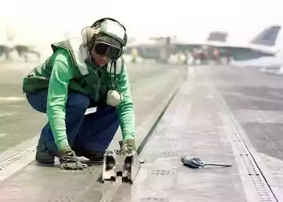 Proses Take-off dan Landing di kapal induk