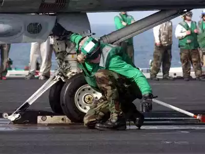 Proses Take-off dan Landing di kapal induk