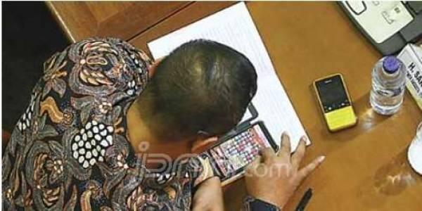 &#91;Ada yang kenal?&#93; Anggota DPR Main Game Saat Ketua Berbicara di Depan