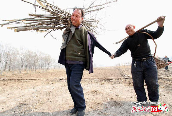 Buta dan Tidak Mempunyai Tangan, Dua Orang Ini Menanam 10.000 Pohon Selama 10 Tahun 