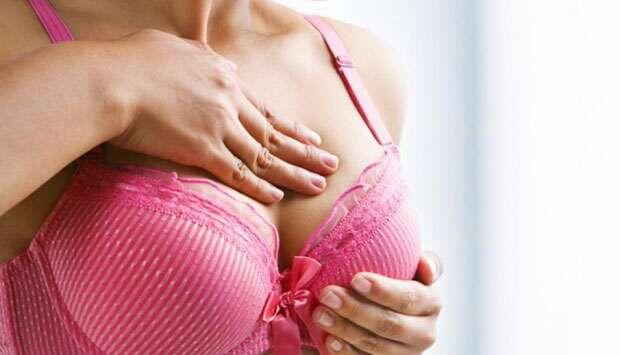 Dada Terbuka, Wanita Ini Serang Polisi dengan ASI